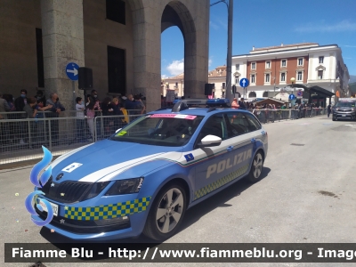 Skoda Octavia Wagon V serie
Polizia di Stato
Polizia Stradale
Allestimento Focaccia
Decorazione Grafica Artlantis
POLIZIA M5202
in scorta al Giro d'Italia 2021
Vettura "2"
