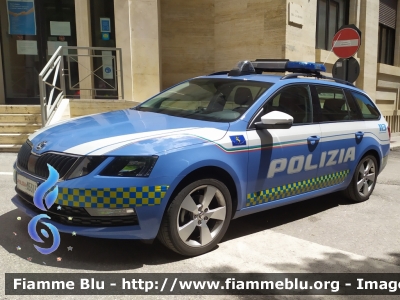 Skoda Octavia Wagon V serie
Polizia di Stato
Polizia Stradale
Allestimento Focaccia
Decorazione Grafica Artlantis
POLIZIA M5313
