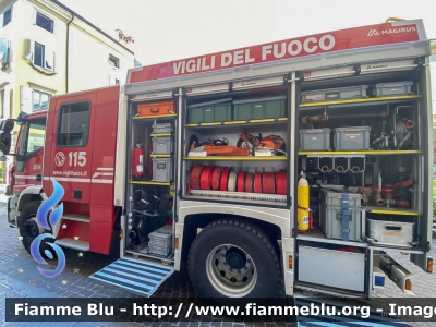 Iveco EuroCargo MaxiCity 180E30 IV serie
Vigili del Fuoco
Comando Provinciale di Udine
AutoPompaSerbatoio allestimento Magirus
VF 29727
Parole chiave: Iveco EuroCargo_MaxiCity_180E30_IV_serie VF29727