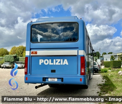 Iveco Cacciamali 100E21
Polizia di Stato 
Reparto Mobile 
POLIZIA E9841
Parole chiave: Iveco Cacciamali_100E21 POLIZIAE9841