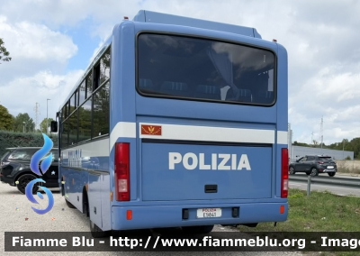 Iveco Cacciamali 100E21
Polizia di Stato 
Reparto Mobile 
POLIZIA E9841
Parole chiave: Iveco Cacciamali_100E21 POLIZIAE9841