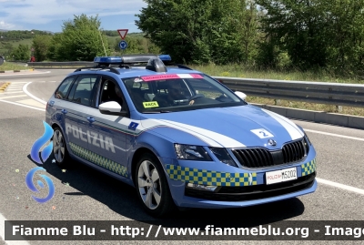 Skoda Octavia Wagon V serie 
Polizia di Stato 
Polizia Stradale 
Allestimento Focaccia 
Decorazione grafica Artlantis 
POLIZIA M5202
In Scorta al giro d’Italia 2021
“Vettura 2”
Parole chiave: Skoda_Octavia Wagon Vserie Polizia Stradale giro d’Italia