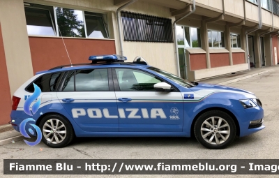 Skoda Octavia Wagon 4x4 V serie 
Polizia di Stato 
Polizia Stradale in servizio sulla A24 “Strada dei Parchi” 
Allestimento Focaccia 
Decorazione grafica artlantis 
POLIZIA M4648
Parole chiave: Skoda_Octavia Wagon Polizia Stradale Strada dei Parchi