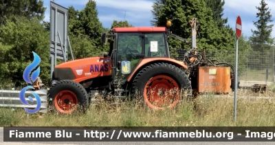 Kubota M130X 
ANAS 
Regione Abruzzo 
Compartimento di L’Aquila 
Parole chiave: Kubota M130X