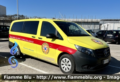 Mercedes-Benz Vito III serie 
Corpo Nazionale Soccorso Alpino e Speleologico 
CNSAS Abruzzo 
Club Alpino Italiano 
Regione Abruzzo 
Parole chiave: Mercedes-Benz Vito_IIIserie