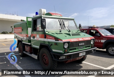 Iveco VM90 Scout - Ex Corpo Forestale dello Stato 
Vigili del Fuoco 
Comando provinciale di L’Aquila 
Allestimento Iveco-Magirus 
Ex Corpo Forestale dello Stato 
VF 28057
Parole chiave: Iveco VM90_Scout VF28057