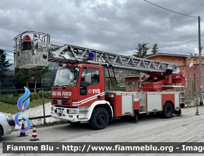 Iveco EuroFire 150E27 I serie 
Vigili del Fuoco 
Comando Provinciale di L’Aquila 
(Ex Comando Provinciale Di Teramo)
Autoscala da 37 Metri 
Allestimento Iveco-Magirus 
VF 19425
Parole chiave: Iveco EuroFire_150E27_Iserie VF19425