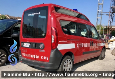 Fiat Doblò XL IV serie 
Vigili del Fuoco 
Direzione Regionale Calabria 
Variante con lampeggianti e supplementari anteriori 
VF 28487
Parole chiave: Fiat Doblò_XL_IVserie VF28487