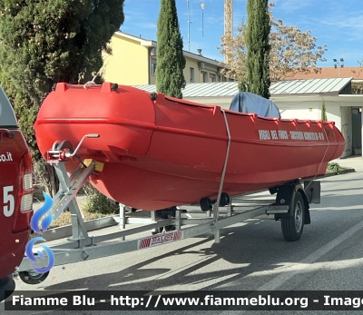 Whaly 455R
Vigili del Fuoco 
Comando provinciale di L’Aquila 
Soccorso Acquatico BA-M10
Natante di Salvataggio in Polietilene Rotazionale 


Parole chiave: Whaly 455R