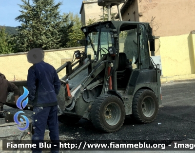 JCB 1CX 
Esercito Italiano 
9’ reggimento Alpini L’Aquila 
“Battaglione Multifunzionale Vicenza” 
EI BE 235
Parole chiave: JCB 1CX EIBE235