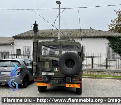 Iveco VM90 
Esercito Italiano 
IX Reggimento Alpini L’Aquila 
Servizio Telecomunicazioni 
Stazione Radio HF 
EI BH 110
Parole chiave: Iveco VM90_EIBH110