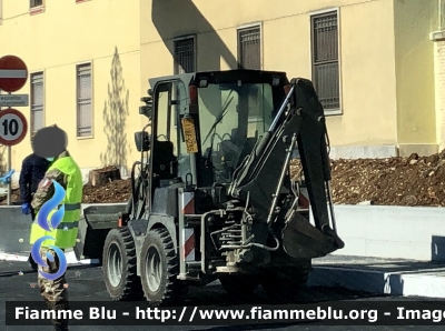 JCB 1CX
Esercito Italiano 
9’ reggimento Alpini L’Aquila 
Battaglione Multifunzionale Vicenza 
EI BE 235
Parole chiave: JCB 1CX EIBE235