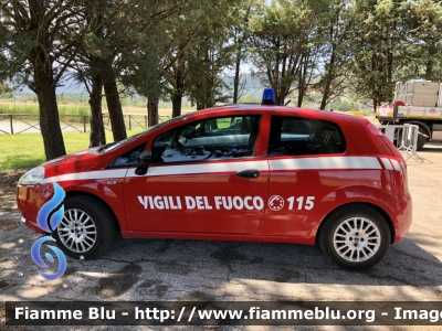 Fiat Grande Punto 
Vigili del Fuoco 
Comando provinciale di L’Aquila 
Versione 3 Porte 
VF 25596
Parole chiave: Fiat Grande_Punto VF25596