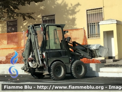 JCB 1CX 
Esercito Italiano 
9’ reggimento Alpini L’Aquila 
“Battaglione Multifunzionale Vicenza”
MACC. OP. EI BE 235

Parole chiave: JCB 1CX MACC.OP.EIBE235