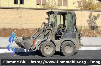 JCB 1CX
Esercito Italiano 
9’ reggimento Alpini L’Aquila 
Battaglione Multifunzionale Vicenza 
EI BE 235
Parole chiave: JCB 1CX EIBE235