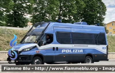 Iveco Daily VI serie restyle 
Polizia di Stato 
Reparto Mobile 
IV Reparto Mobile Genova 
Allestimento Sperotto 
POLIZIA M5855
Parole chiave: Iveco Daily_VIserie_restyle POLIZIAM5855