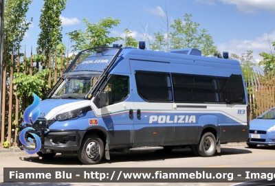 Iveco Daily VI serie restyle 
Polizia di Stato 
Reparto Mobile 
IV Reparto Mobile Genova 
Allestimento Sperotto 
POLIZIA M5855
Parole chiave: Iveco Daily_VIserie_restyle POLIZIAM5855