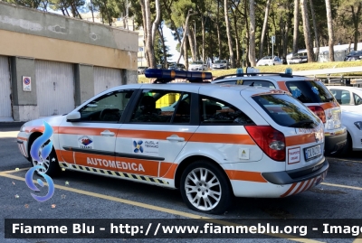 Renault Laguna Grandtour II serie 
ASL n4 di Teramo 
118 Abruzzo Soccorso 
C.O. Di Teramo 
Automedica 
Allestimento Aricar 
Parole chiave: Renault Laguna_Grandtour_IIserie Automedica 