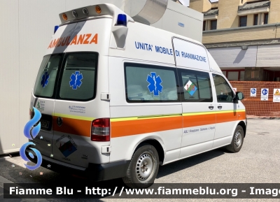 Volkswagen Transporter T5 restyle 
ASL n1 Avezzano Sulmona L’Aquila 
118 Abruzzo Soccorso 
C.O. Di L’Aquila 
Allestimento Mariani Fratelli 

Parole chiave: Volkswagen Transporter_T5_restyle Ambulanza