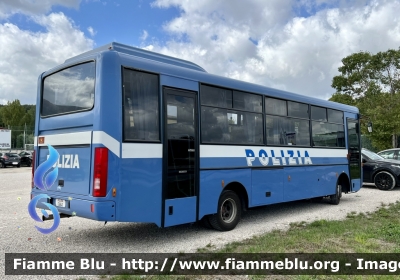 Iveco Cacciamali 100E21
Polizia di Stato 
Reparto Mobile 
POLIZIA E9841
Parole chiave: Iveco Cacciamali_100E21 POLIZIAE9841