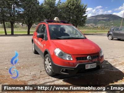 Fiat Sedici 
Vigili del Fuoco 
Comando provinciale di L’Aquila 
Automezzo donato da Reale Mutua Assicurazioni 
VF 25653
Parole chiave: Fiat Sedici VF25653