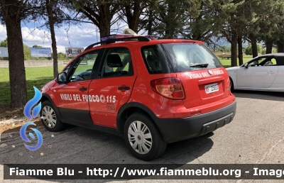 Fiat Sedici 
Vigili del Fuoco 
Comando provinciale di L’Aquila 
Automezzo donato da Reale Mutua Assicurazioni 
VF 25653
Parole chiave: Fiat Sedici VF25653