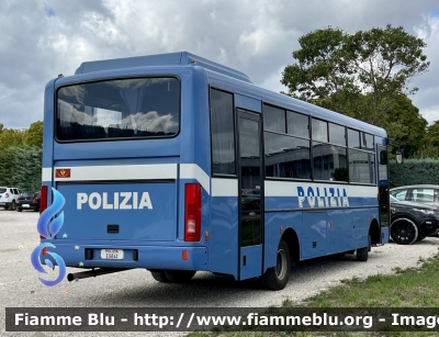 Iveco Cacciamali 100E21
Polizia di Stato 
Reparto Mobile 
POLIZIA E9841
Parole chiave: Iveco Cacciamali_100E21 POLIZIAE9841