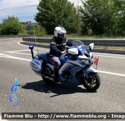 Yamaha FJR 1300 II serie 
Polizia di Stato 
Polizia Stradale 
Allestimento Elevox 
POLIZIA G3097
In Scorta al giro d’Italia 
Moto “Rossa” 
Parole chiave: Yamaha_FJR1300 II serie Polizia Stradale giro d’Italia