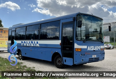 Iveco Cacciamali 100E21
Polizia di Stato 
Reparto Mobile 
POLIZIA E9841
Parole chiave: Iveco Cacciamali_100E21 POLIZIAE9841