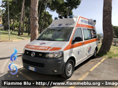 Volkswagen Transporter T5 restyle 
Azienda AUSL n4 di Teramo 
118 Abruzzo Soccorso 
C.O. di Teramo 
Allestimento ODONE 
Parole chiave: Volkswagen Transporter_T5restyle Ambulanza