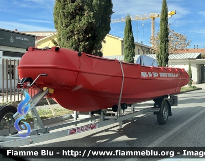 Whaly 455R
Vigili del Fuoco 
Comando provinciale di L’Aquila 
Soccorso Acquatico BA-M10
Natante di Salvataggio in Polietilene Rotazionale 


Parole chiave: Whaly 455R