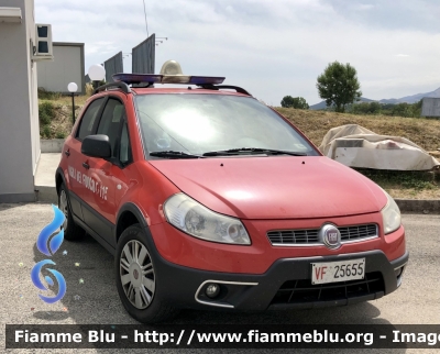 Fiat Sedici 
Vigili del Fuoco 
Comando provinciale di L’Aquila 
Autovetture donata da Reale Mutua 
VF 25655
Parole chiave: Fiat Sedici VF25655