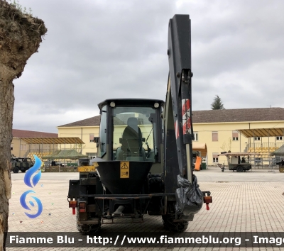 Komatsu WB97S5 
Esercito Italiano 
IX Reggimento Alpini L’Aquila 
“Battaglione Multifunzionale Vicenza”
Terna allestita con Lama Sgombraneve e Spargisale 
MACC.OP.EI DB188 
Parole chiave: Komatsu WB97S5 MACC.OP.EIDB188