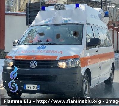 Volkswagen transporter T5 restyle 
118 Abruzzo soccorso 
Azienda U.S.L n.1 Avezzano Sulmona L’Aquila 
Centrale operativa di L’Aquila 
Allestimento G.G.G. Elettromeccanica 
Parole chiave: Ambulanza Volkswagen Abruzzo soccorso