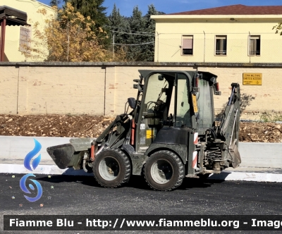 JCB 1CX 
Esercito Italiano 
9’ reggimento Alpini L’Aquila 
Battaglione Multifunzionale Vicenza 
EI BE 235
Parole chiave: JCB 1CX EIBE235