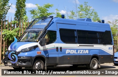 Iveco Daily VI serie restyle 
Polizia di Stato 
Reparto Mobile 
IV Reparto Mobile Genova 
Allestimento Sperotto 
POLIZIA M5855
Parole chiave: Iveco Daily_VIserie_restyle POLIZIAM5855