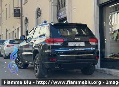 Jeep Grand Cherokee IV serie restyle 
Polizia Penitenziaria 
Servizio Traduzioni e Piantonamenti 
Allestimento Autocarrozzeria Moderna 
POLIZIA PENITENZIARIA 996 AG
Parole chiave: Jeep Grand_Cherokee_IVserie_restyle POLIZIAPENITENZIARIA996AG