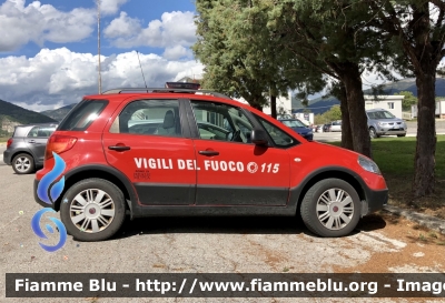 Fiat Sedici 
Vigili del Fuoco 
Comando provinciale di L’Aquila 
Automezzo donato da Reale Mutua Assicurazioni 
VF 25653
Parole chiave: Fiat Sedici VF25653