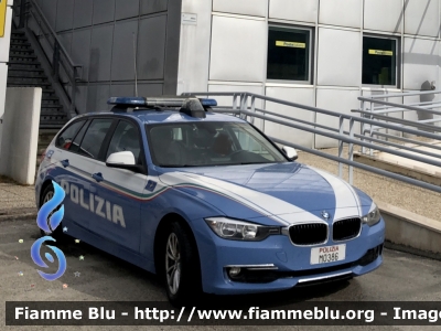 Bmw 320 Touring F31 restyle 
Polizia di Stato 
Polizia Stradale 
Allestimento Marazzi 
Decorazione Grafica Artlantis 
POLIZIA M0386
Parole chiave: Bmw 320_Touring_F31_restyle POLIZIAM0386