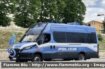 Iveco Daily VI serie restyle 
Polizia di Stato 
Reparto Mobile 
IV Reparto Mobile Genova 
Allestimento Sperotto 
POLIZIA M5855
Parole chiave: Iveco Daily_VIserie_restyle POLIZIAM5855