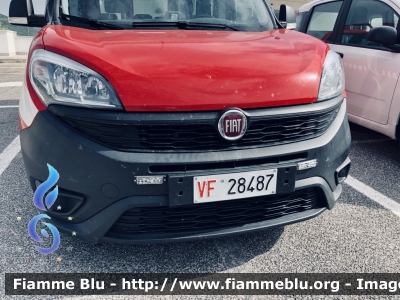 Fiat Doblò XL IV serie 
Vigili del Fuoco 
Direzione Regionale Calabria 
Variante con lampeggianti e supplementari anteriori 
VF 28487
Parole chiave: Fiat Doblò_XL_IVserie VF28487