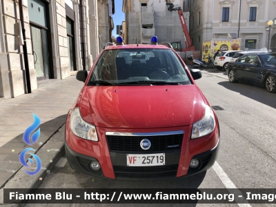 Fiat Sedici 
Vigili del Fuoco 
Comando provinciale di L’Aquila 
VF 25719
Parole chiave: Fiat Sedici VF25719