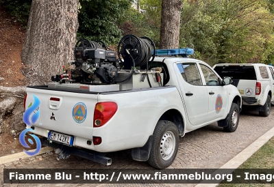 Mitsubishi L200 IV serie 
Protezione Civile 
Regione Abruzzo 
Assegnato Temporaneamente alla Protezione Civile di Sulmona (AQ)
Cod.Automezzo 100
Parole chiave: Mitsubishi L200_IVserie