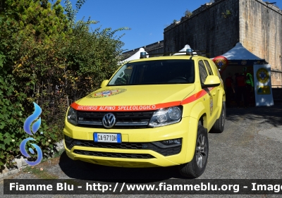 Volkswagen Amarok 
Corpo Nazionale Soccorso Alpino e Speleologico
CNSAS Abruzzo
Allestimento Bartolini&Bellezza2
Decorazione Grafica Nadia Ferracci
Parole chiave: Volkswagen Amarok