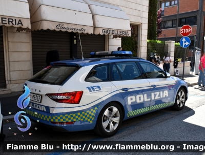 Skoda Superb Wagon III serie restyle
Polizia di Stato
Polizia Stradale
Allestimento Focaccia
POLIZIA M6362
In Scorta al Giro D'Italia 2024
Auto 02
Parole chiave: Skoda Superb_Wagon_IIIserie_restyle POLIZIAM6362Giro_D&#039;Italia_2024