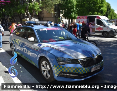 Skoda Superb Wagon III serie restyle
Polizia di Stato 
Polizia Stradale
Allestimento Focaccia
POLIZIA M6368
In Scorta al Giro D'Italia 2024
Auto 04
Parole chiave: Skoda Superb_Wagon_IIIserie_restyle POLIZIAM6368Giro_D&#039;Italia_2024