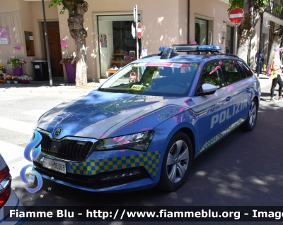 Skoda Superb Wagon III serie restyle
Polizia di Stato 
Polizia Stradale
Allestimento Focaccia
POLIZIA M6368
In Scorta al Giro D'Italia 2024
Auto 04
Parole chiave: Skoda Superb_Wagon_IIIserie_restyle POLIZIAM6368Giro_D&#039;Italia_2024