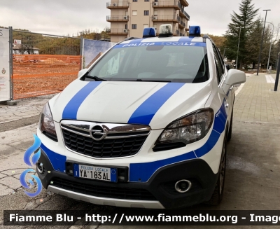 Opel Mokka 
Polizia Locale 
Comune di Amatrice 
Allestimento Bertazzoni 
POLIZIA LOCALE YA 183 AL 
Parole chiave: Opel Mokka POLIZIALOCALEYA183AL