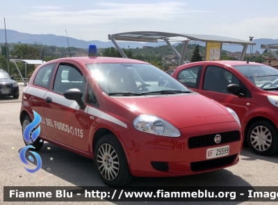 Fiat Grande Punto 
Vigili del Fuoco 
Comando provinciale di L’Aquila 
Versione 3 Porte 
VF 25599
Parole chiave: Fiat Grande_Punto VF25599