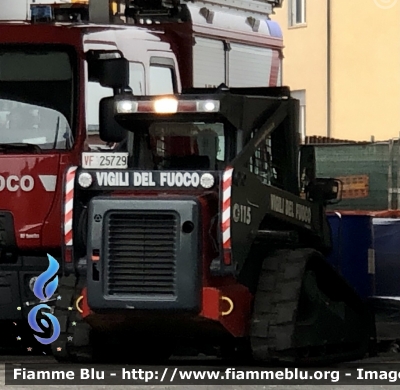 New Holland C175
Vigili del Fuoco 
Comando provinciale di L’Aquila 
VF 25729
Parole chiave: New Holland_C175 VF25729